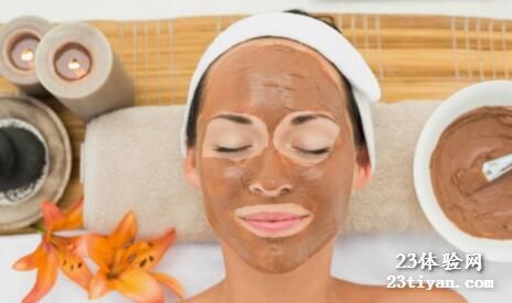 北京丝足会所帮助我们按摩自己的面部，给肌肤做护理